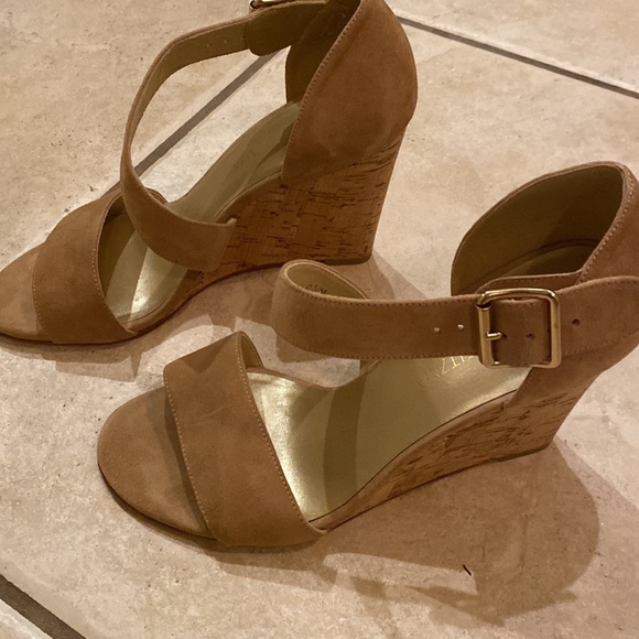 Never worn Stuart Weitzman caramel suede sandal - Picture 2 of 5